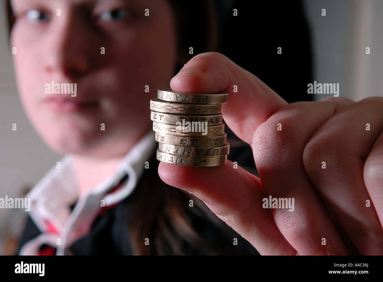 Teenager mit Taschengeld. Stockfoto