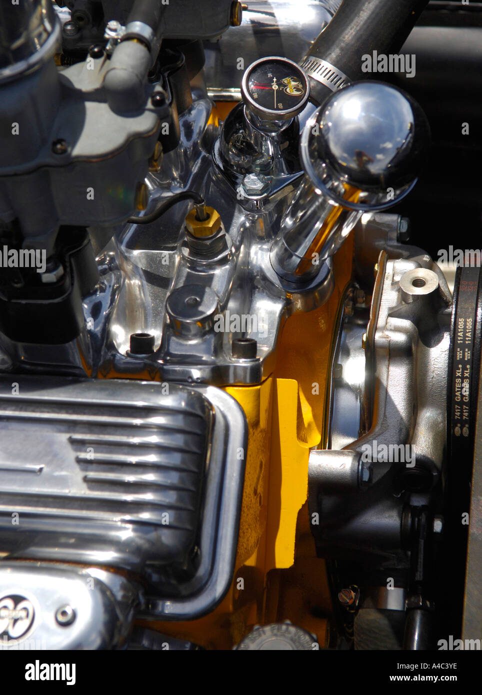 350 V8-Motor mit Ebelbrock Cam Abdeckungen und Chrom Luftfilter Stockfoto