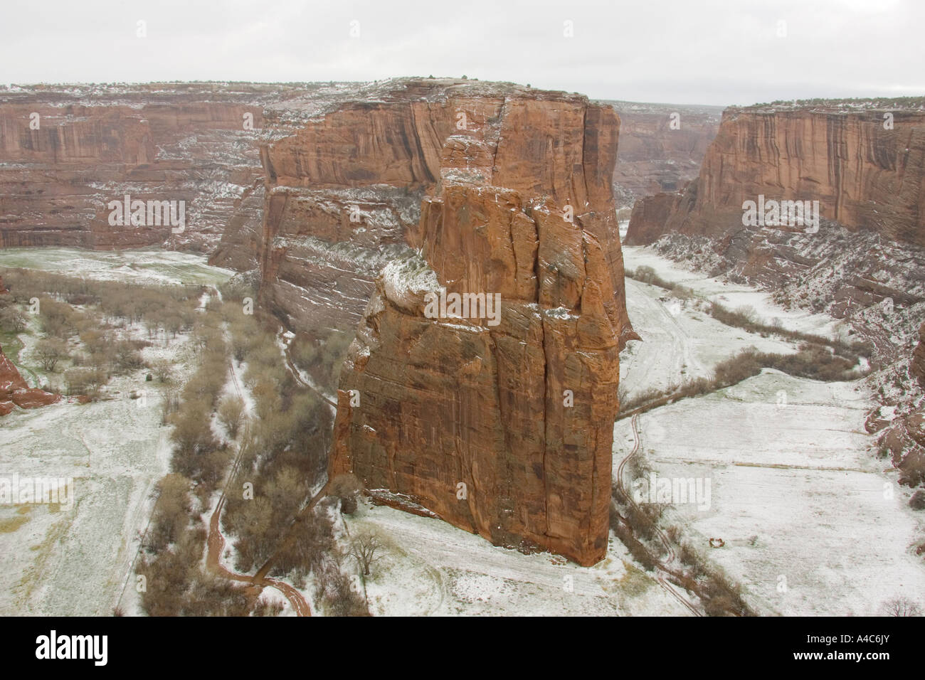 Die Navajo-Festung, ein prominenter Felswand, die Canyon del Muerto (links) von Black Rock Canyon trennt. Stockfoto