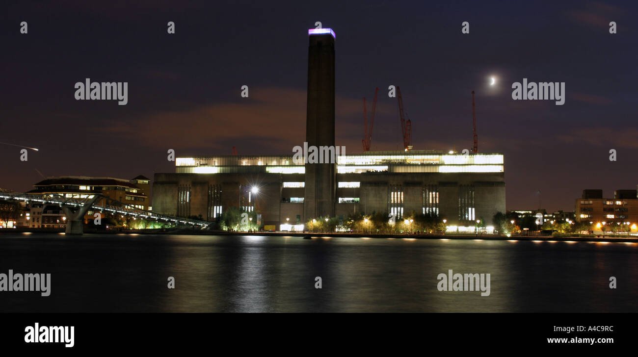 Die Tate Modern Art Gallery an der Themse bei Nacht Stockfoto