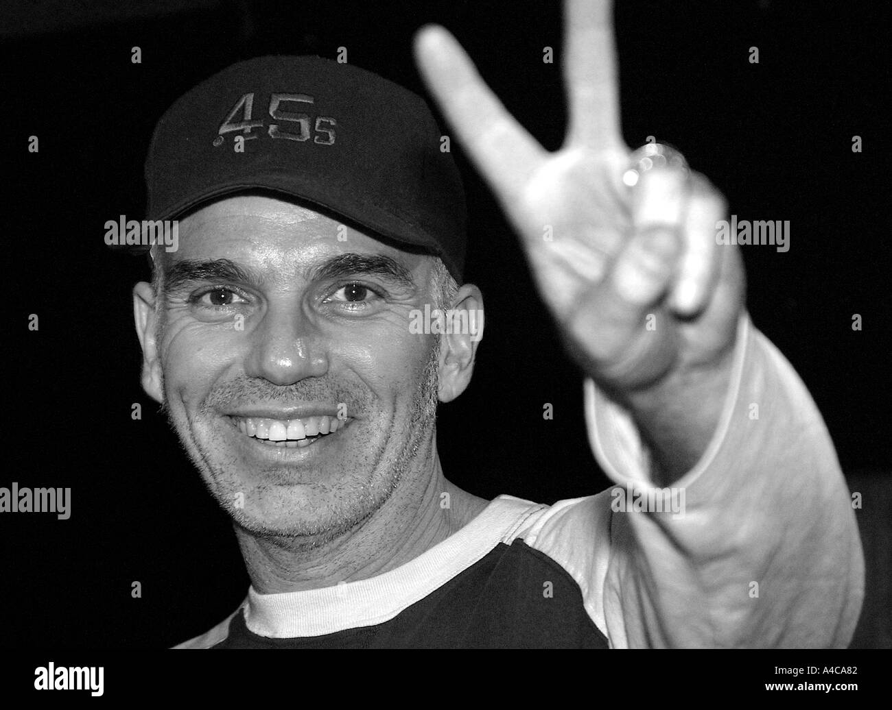 Billy Bob Thornton im Cavern Club Liverpool machen die zwei Finger Friedenszeichen 2002 Private Radio-Tour 2002 Stockfoto