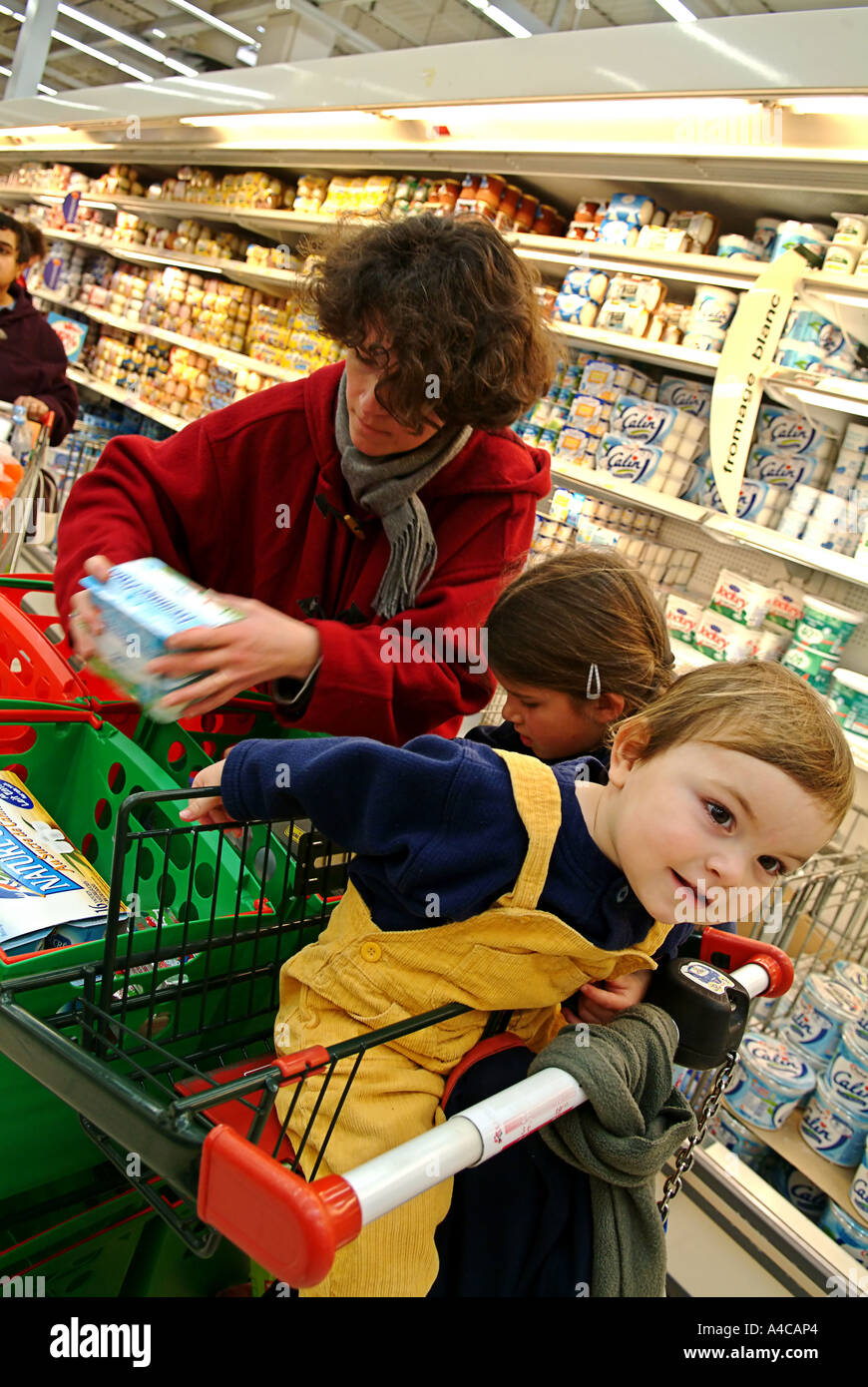 Einkaufen mit Mama in Frankreich im Supermarkt Stockfoto