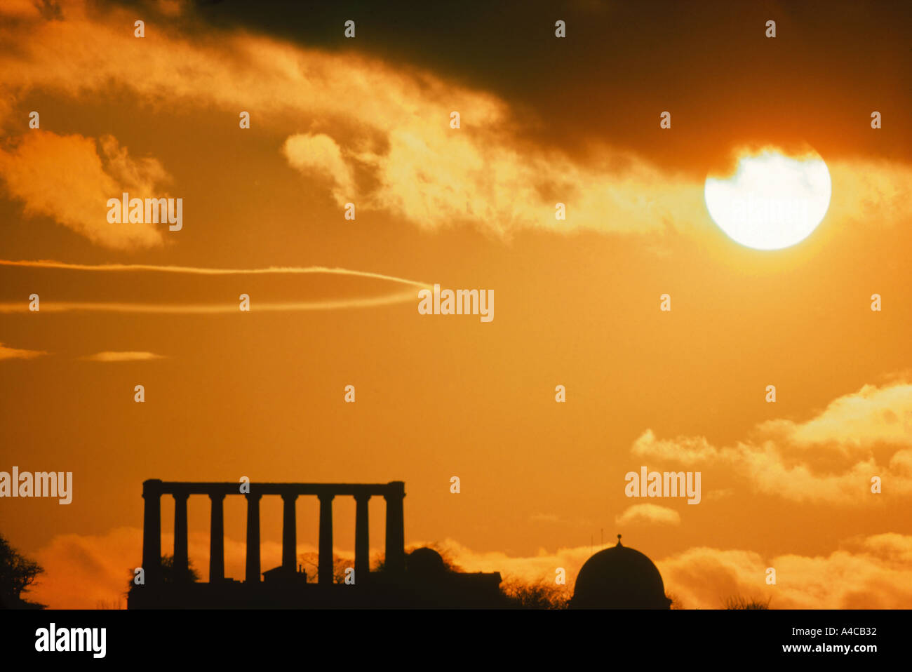 Mock-klassizistischen Säulen vor dramatischen Sonnenuntergang sehen sky Calton Hill Edinburgh Schottland UK Stockfoto