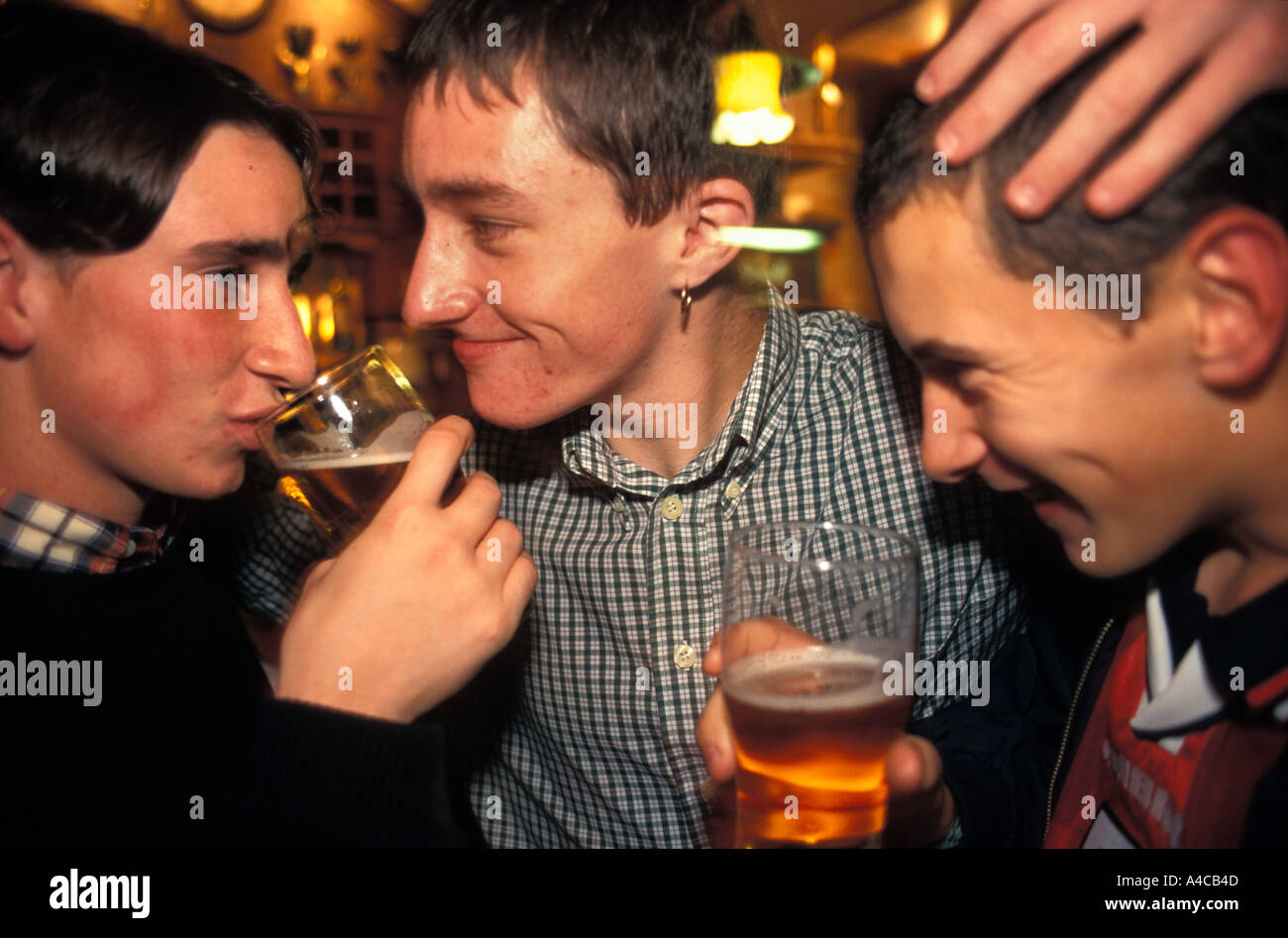 Jugendliche trinken im Pub, London, UK Stockfoto
