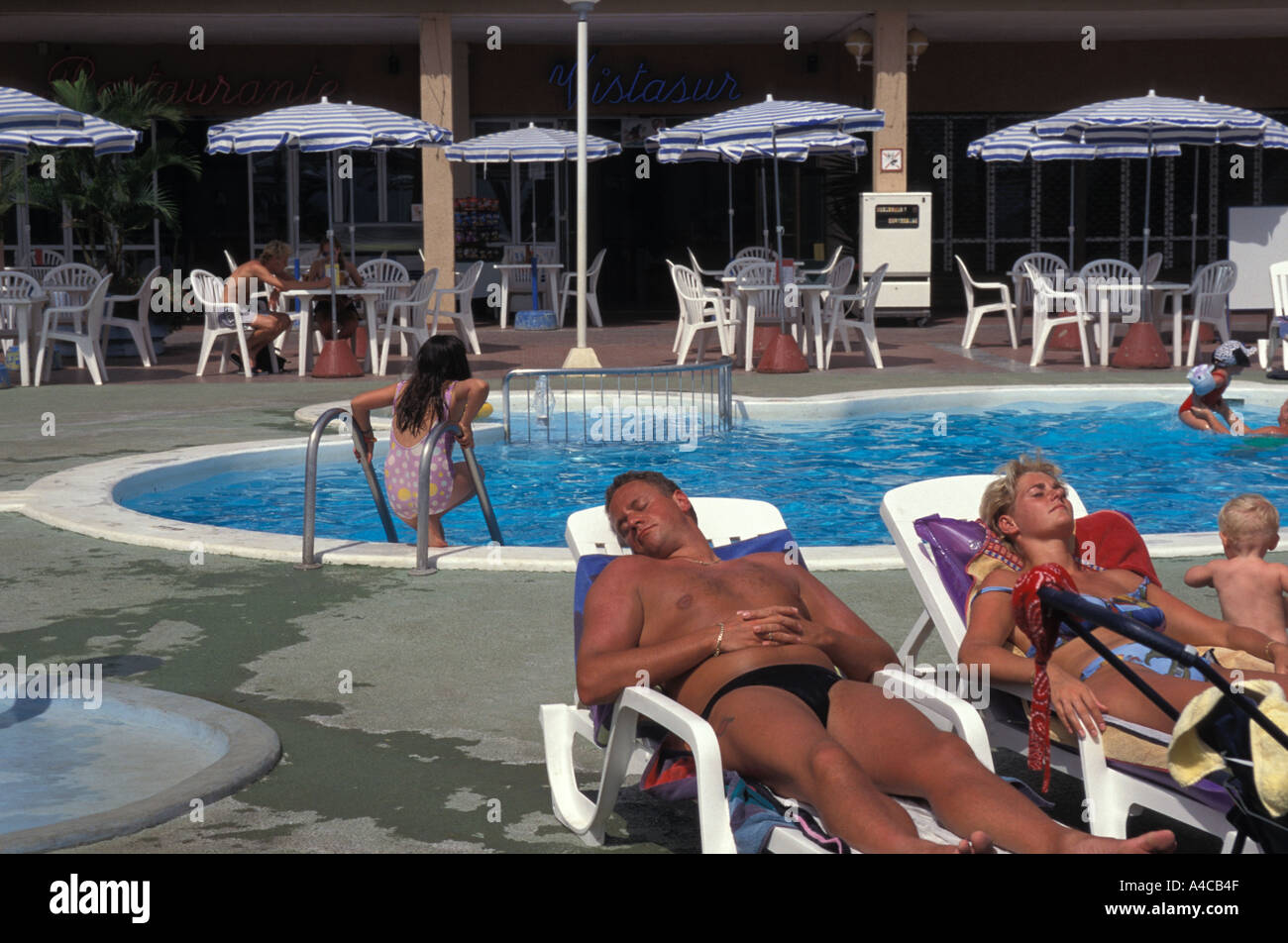 Familie Sonnenbaden am Hotel-Pool in Playa de Las Americas auf Teneriffa, Spanien Stockfoto