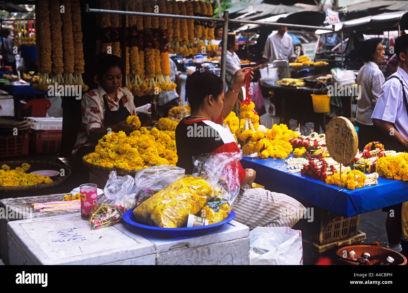 Girlanden im Flower stall Pak Khlong Talat Flower Market Chinatown Bangkok Thailand Stockfoto