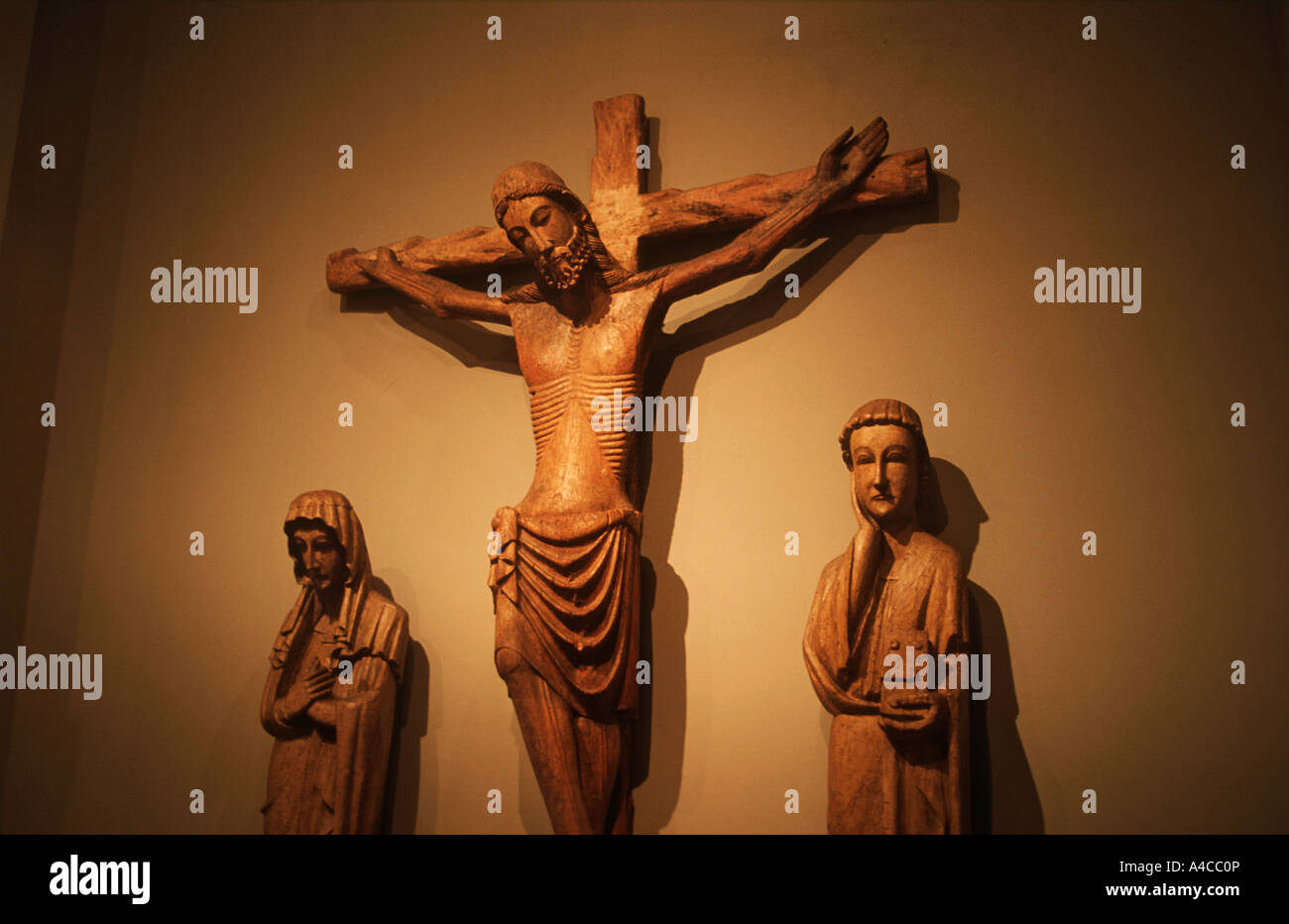 Jesus Christus am Kreuz mit zwei Schülern an seiner Seite, Frederic Mares Museum, Barcelona Stockfoto