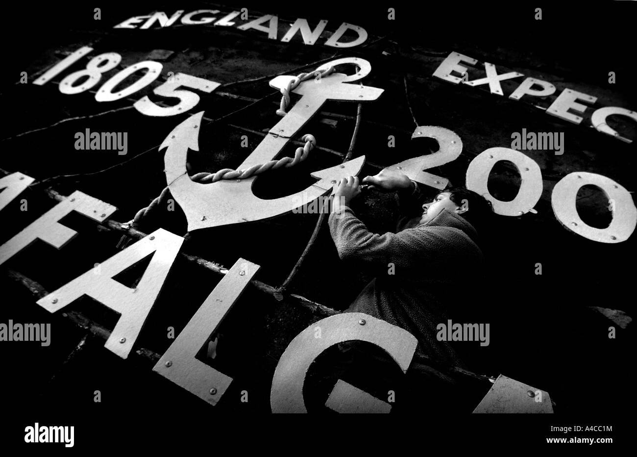 Bonfire Night Vorbereitungen: Banner von brennbaren Brett in Flammen durch die Straßen durchgeführt werden. Bild von Jim Holden. Stockfoto