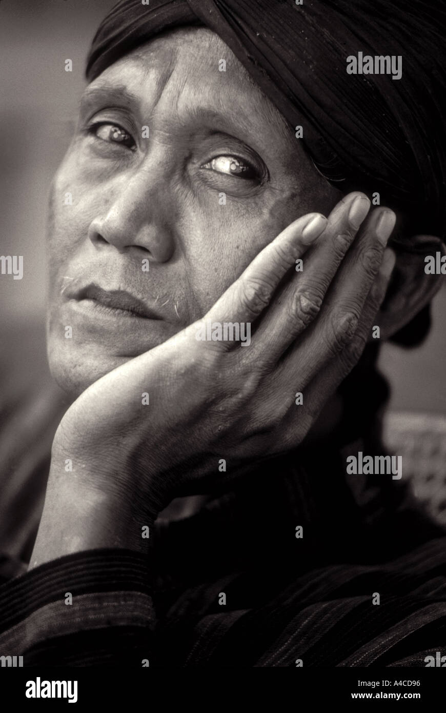 Javanischen Mann lehnte den Kopf an seiner Hand Yogyakarta Java Indonesien Südost-Asien Stockfoto