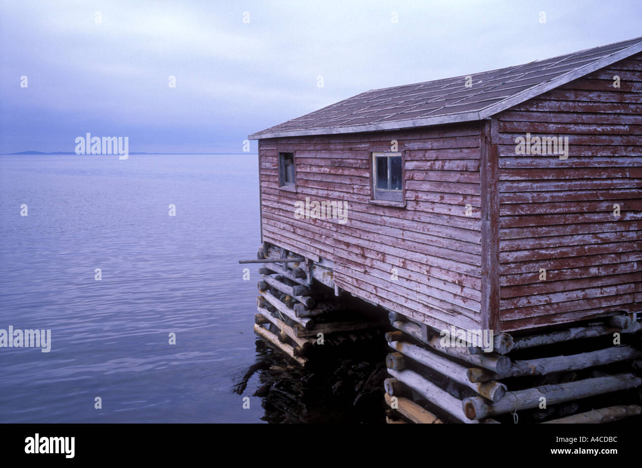 Holzgebäude über Wasser in kleinen Fischerdorf Änderung Inseln Neufundland Kanada Stockfoto