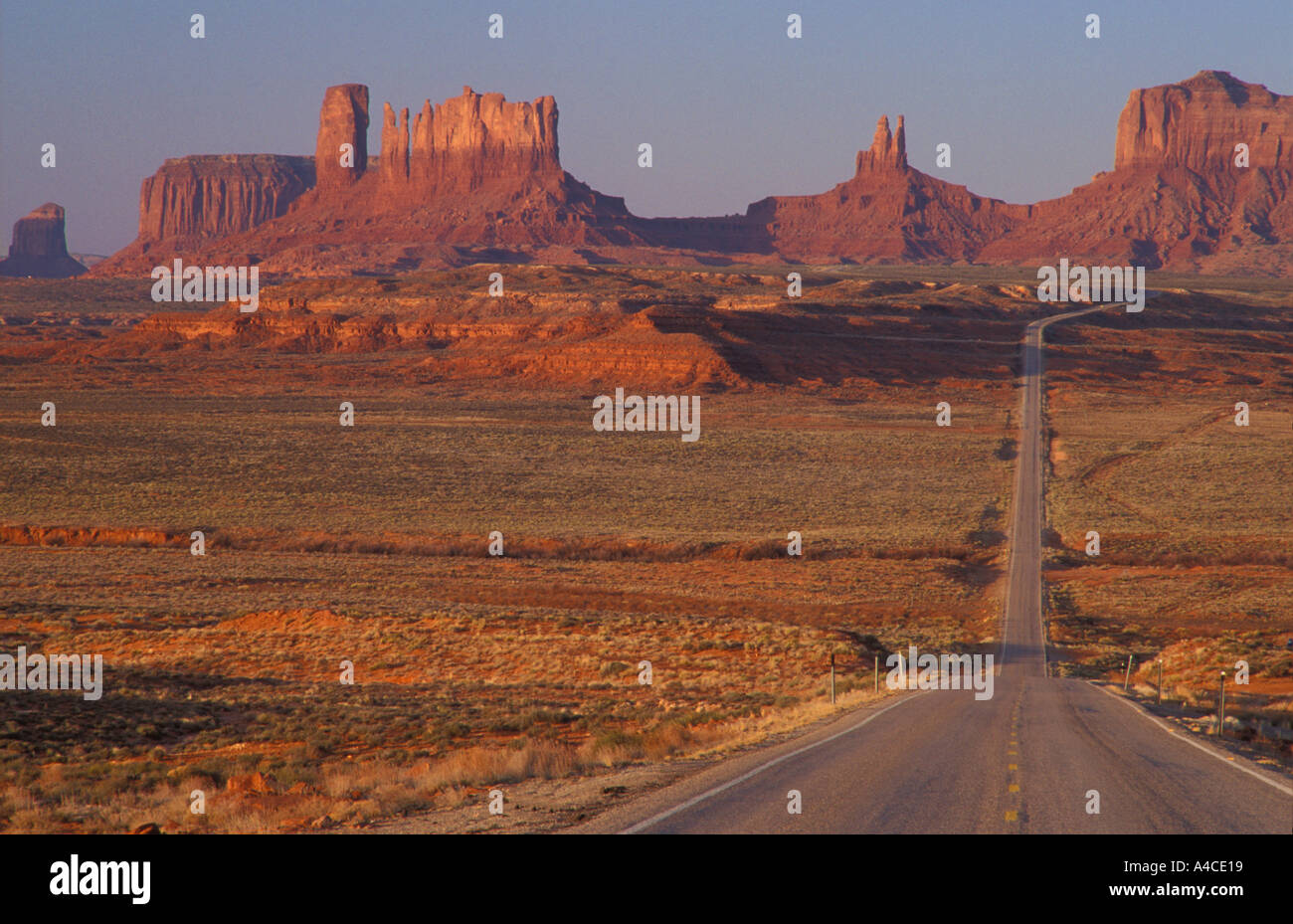Endlose Straße Momument Valley Utah USA Stockfoto