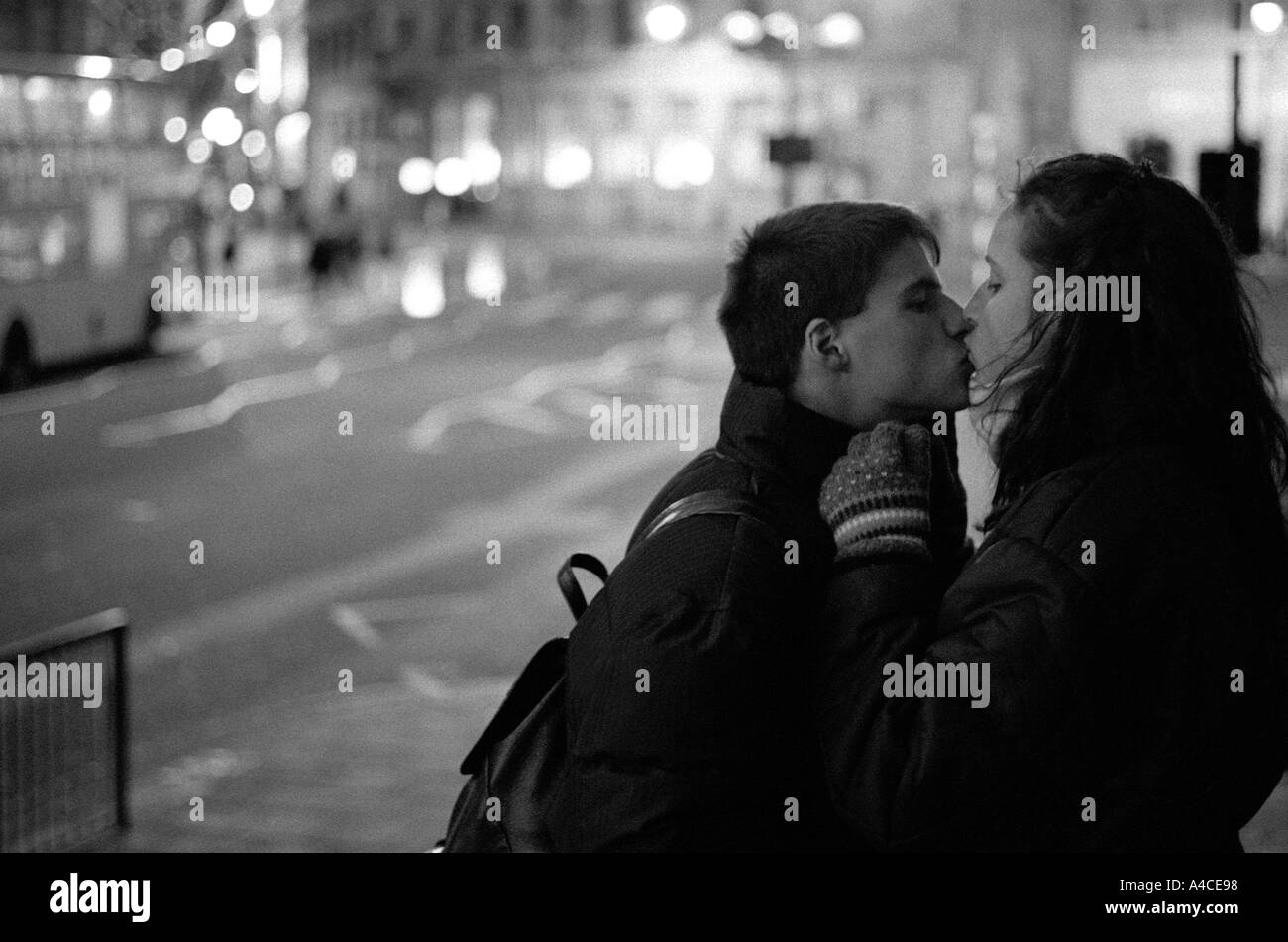 Junge Paar küssen in der Nähe von Trafalgar Square in London Stockfoto