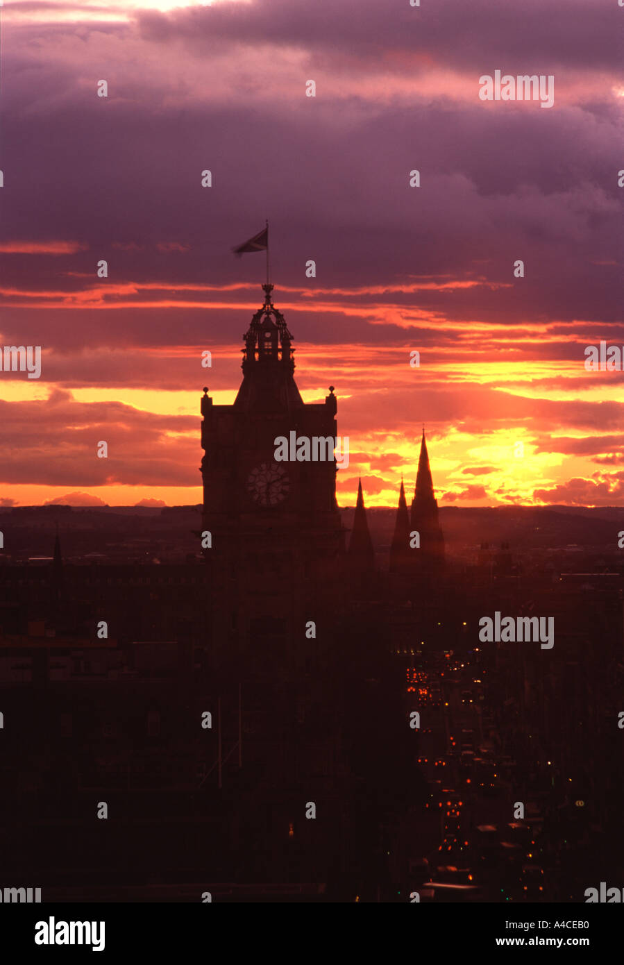 Edinburgh-Sonnenuntergang über Princes Street mit einer Silhouette das Balmoral Hotel Stockfoto