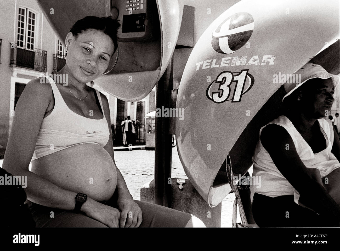 Frauen finden Schatten unter Phoneboxes Pelourinho Brasilien Stockfoto