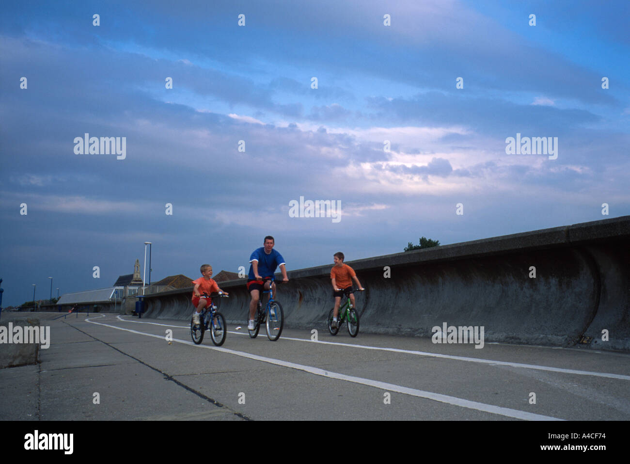 Vater und Söhne, die Isle of Sheppey England Reiten Stockfoto