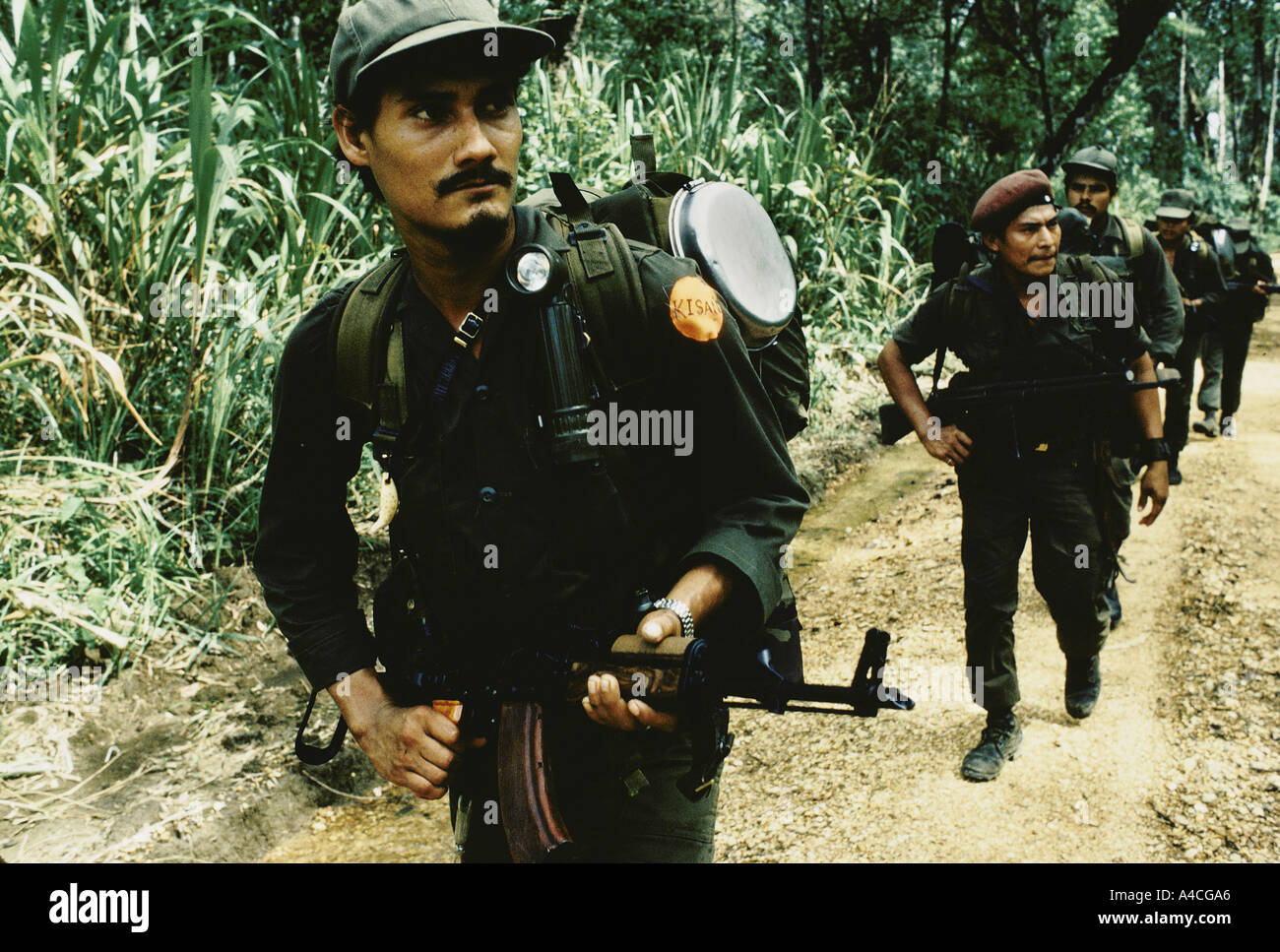Anti-Sandinista Miskito Conra Rebellen Vorbereitung einer Razzia in der honduranischen Grenze in Nicaragua, Juli 1986 Stockfoto