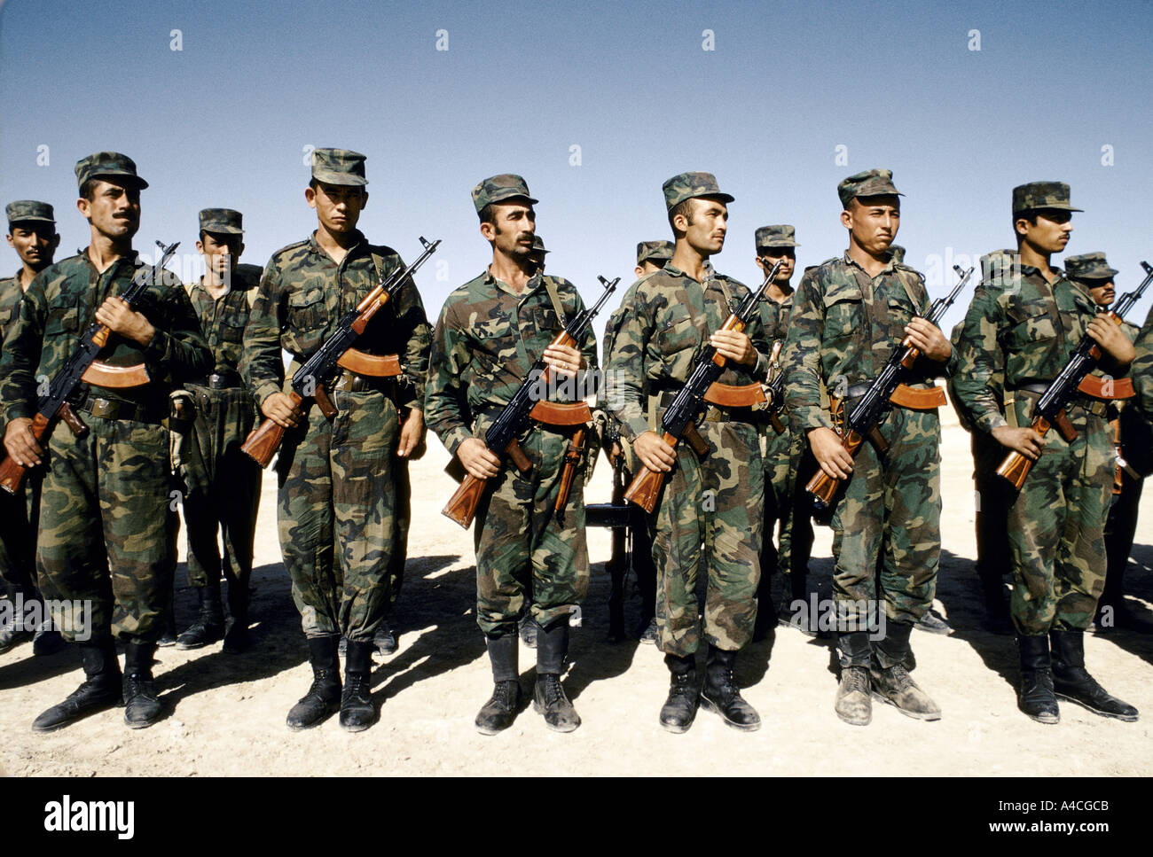 Eine Sammlung von in einer Werkstatt zusammengesetzten Beinprothesen aus dem Jahr 1992, die verschiedene Fertigungsphasen zeigen. Stockfoto