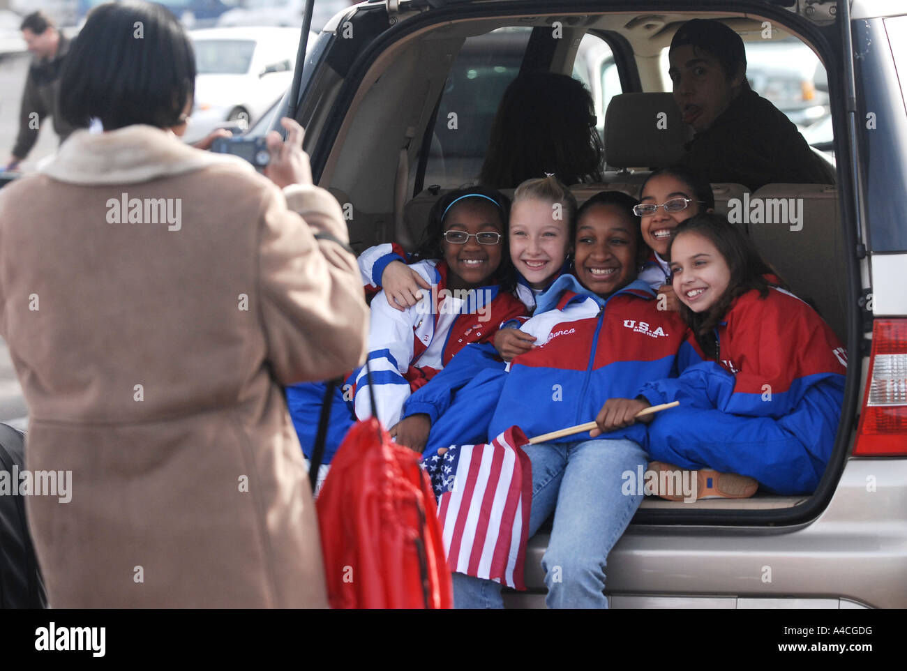 Young Girls posieren für Foto auf der Rückseite einen Minivan. Americana Stockfoto