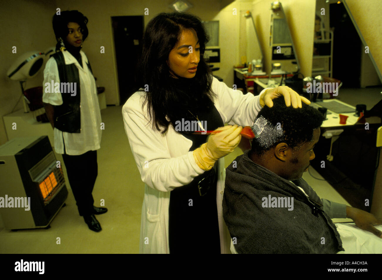 Weibliche Friseur Sitzenden Mannlichen Klienten In Haar Salon Moss