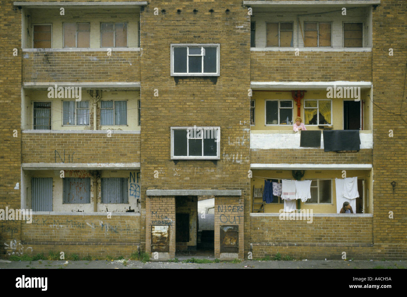 "Zwei Wohnungen in diesem heruntergekommenen Wohnsiedlung in Liverpool, England sind noch bewohnt, aber die meisten der Wohnungen sind mit Brettern vernagelt.  ' Stockfoto