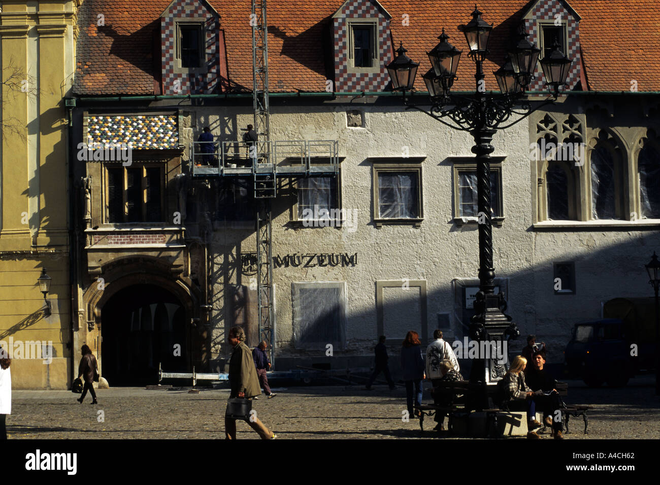 Bratislava, Slowakei. Arbeiter, die Reparatur von außen an das Museum im alten Rathaus. Stockfoto