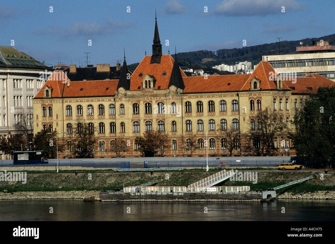 Bratislava, Slowakei. Stredna Priemyselna Skola Strojnicka Maschinenbauschule, Fajnorovo Böschung. Stockfoto