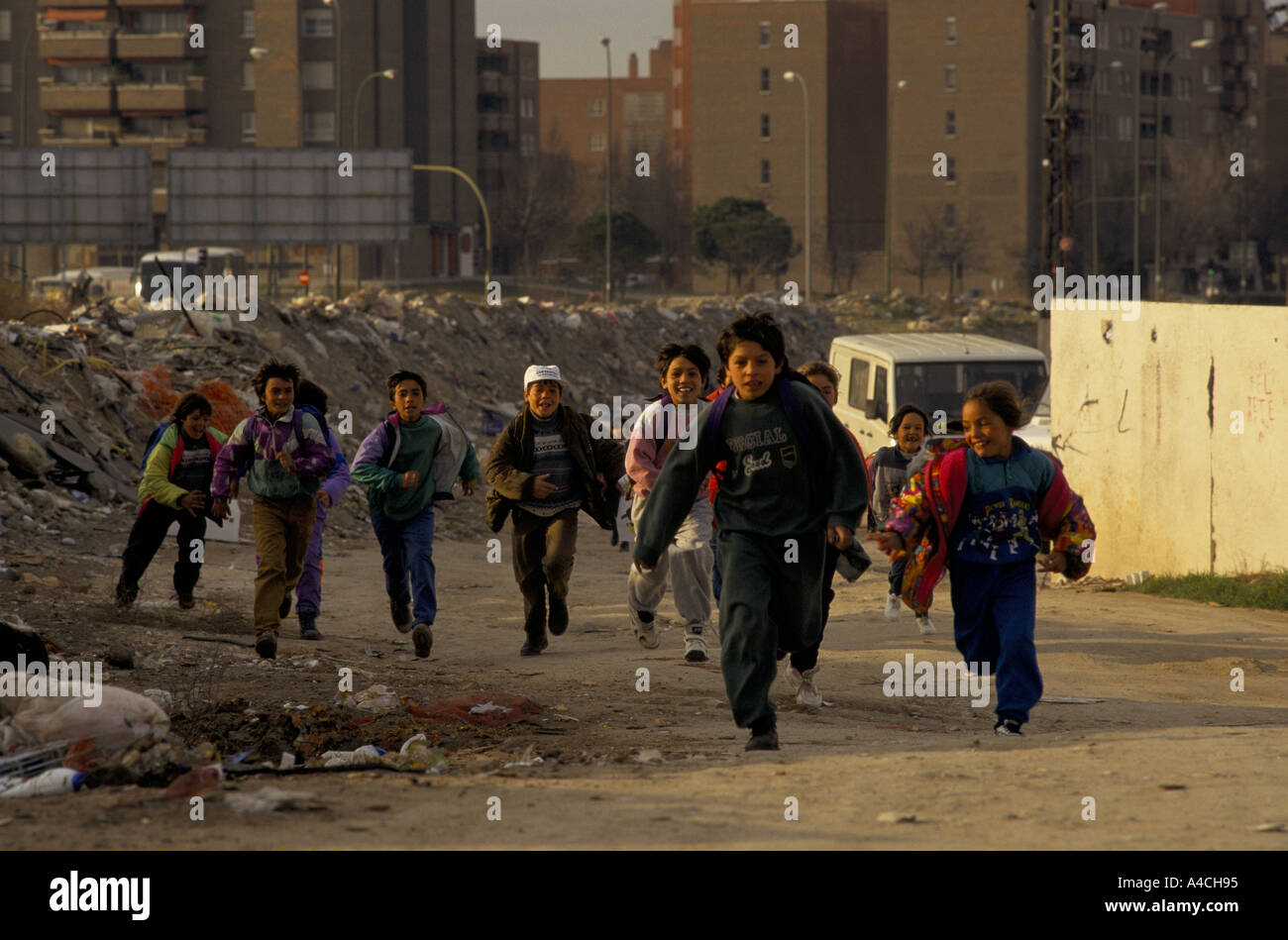 Madrid-Zigeuner für Jesus Gypsey Kinder nach Hause zurückkehren, Los Focos Elendsviertel nach der Schule Januar 1995 Stockfoto