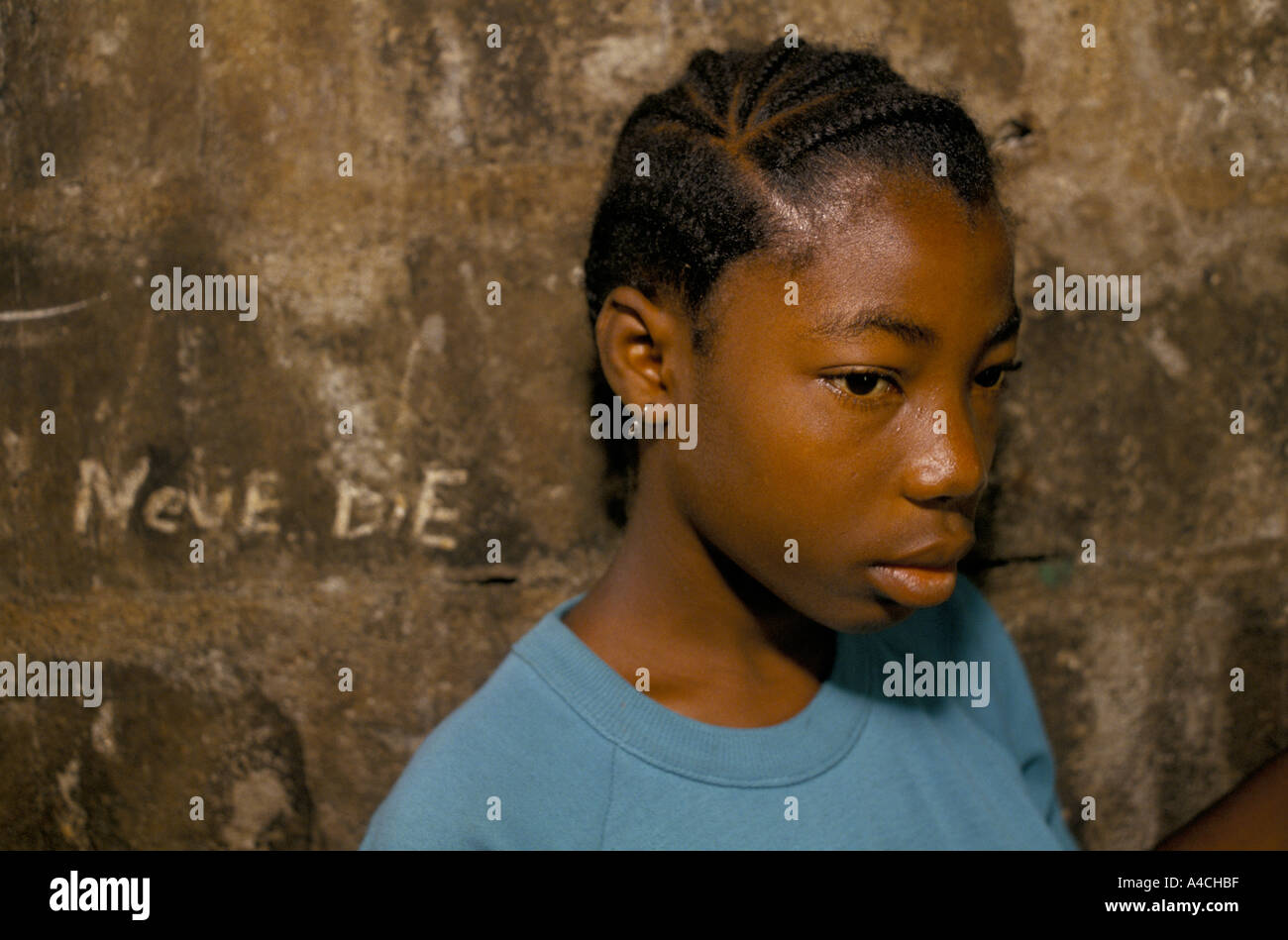 nie nie sterben Kirche durch eine Wand im Inneren der Kirche steht ein junges Mitglied der Sekte Zimmer Monrovia 1994 Stockfoto