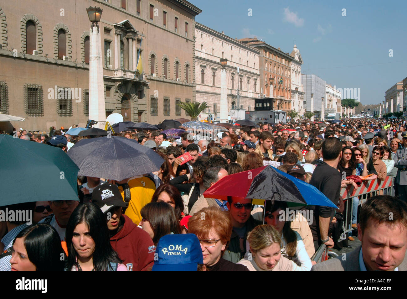 Schlange-Menschen in der via della conciliazione Stockfoto