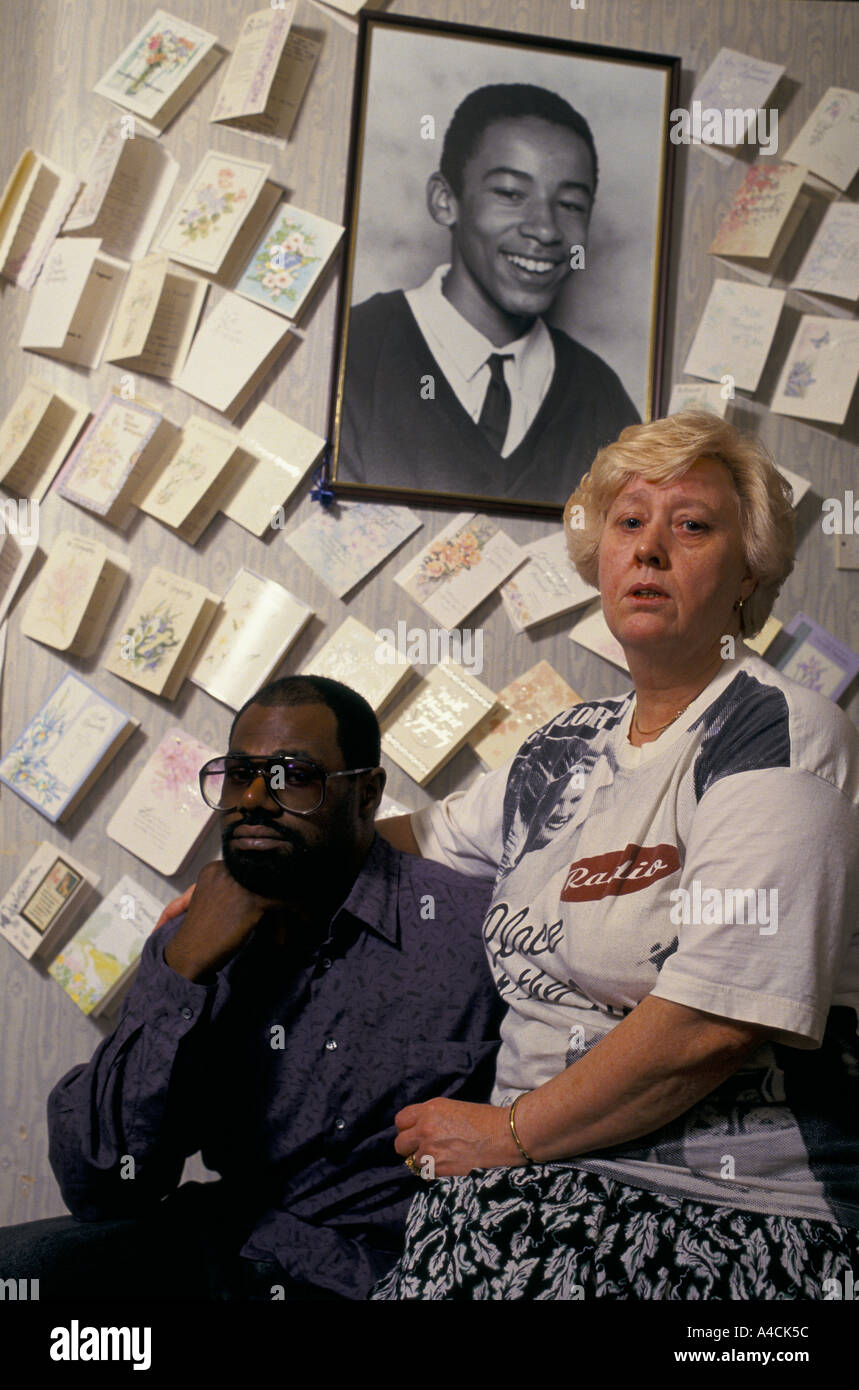 MOSS SIDE STORY "MANCHESTER, DENISE STANLEY MIT IHREM EHEMANN 'JUNIOR' NEBEN PORTRÄT VON BENJI. BENJI STANLEY WURDE ERSCHOSSEN Stockfoto