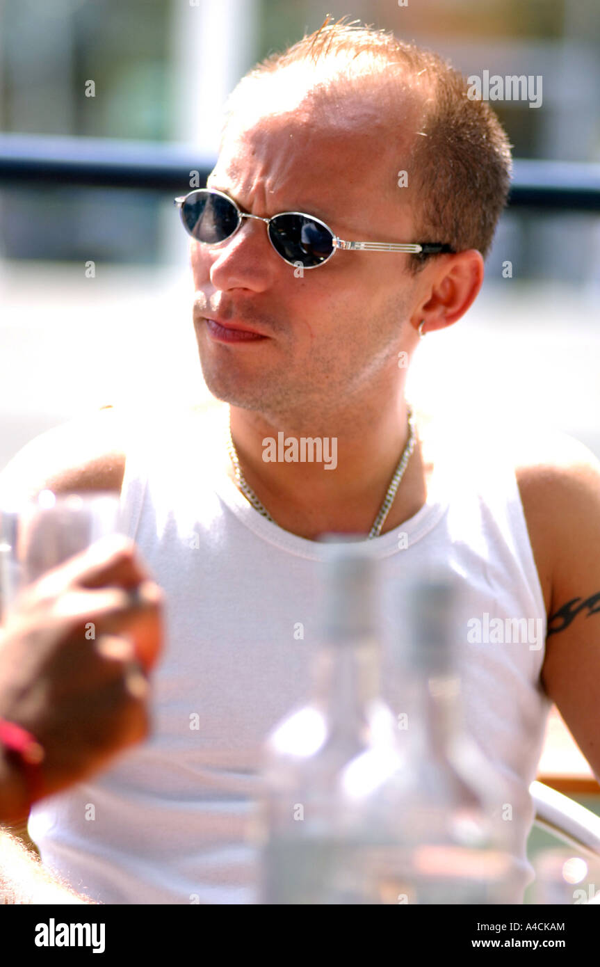 Royalty free Foto von britischen College-Studentin, trinken, Geselligkeit in London Café Pub UK Stockfoto
