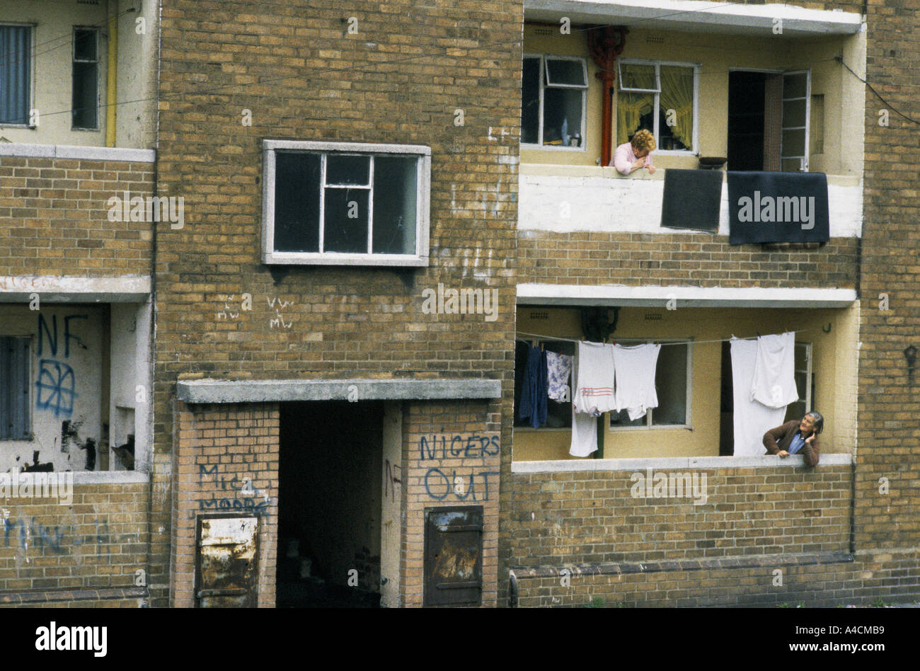 "Zwei Wohnungen in diesem heruntergekommenen Wohnsiedlung in Liverpool, England sind noch bewohnt, aber die meisten der Wohnungen sind mit Brettern vernagelt. Stockfoto