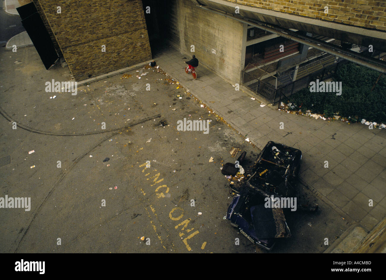 WURF & EIN VERBRANNTES AUTO AM WOHNSIEDLUNG IN NORDEN PECKHAM, LONDON 1990 Stockfoto