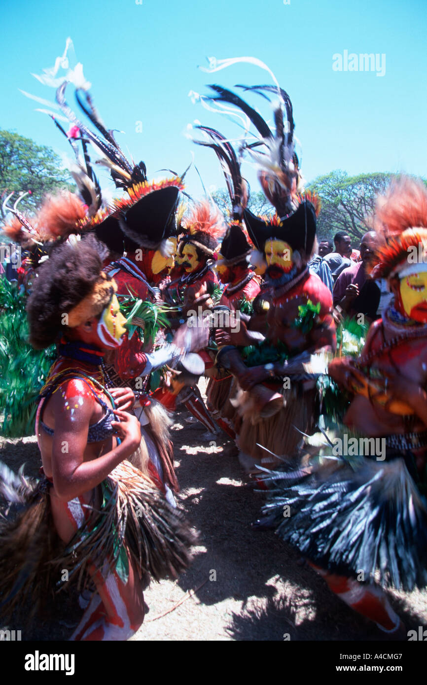 Hiri Moale Festival Huli Stammesangehörigen aus dem südlichen Hochland führen traditionelle Tänze Stockfoto