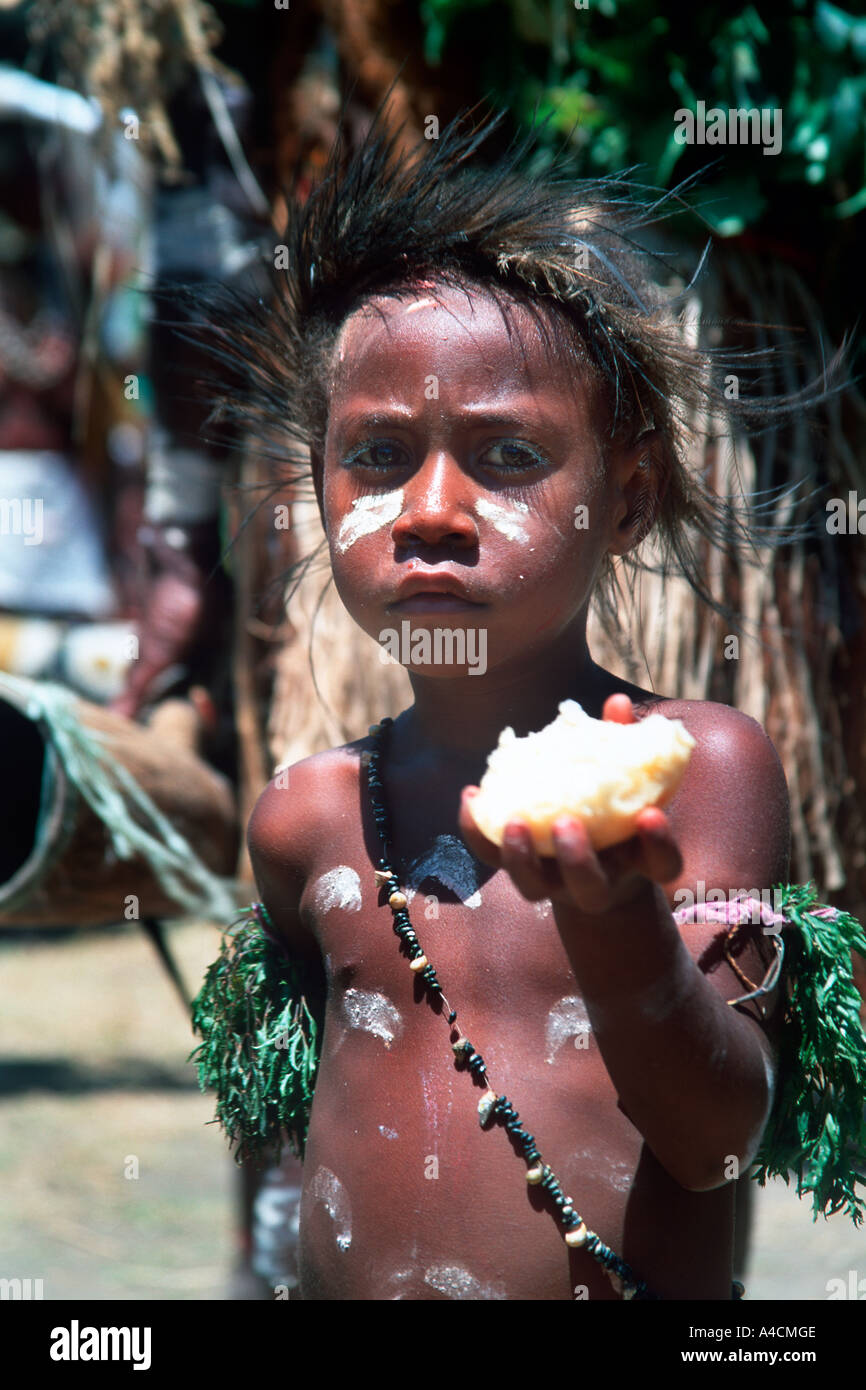 Ein kleiner Junge in Tracht bei Hiri Moale Festival Port Moresby Central Provinz Papua-Neu-Guinea Stockfoto