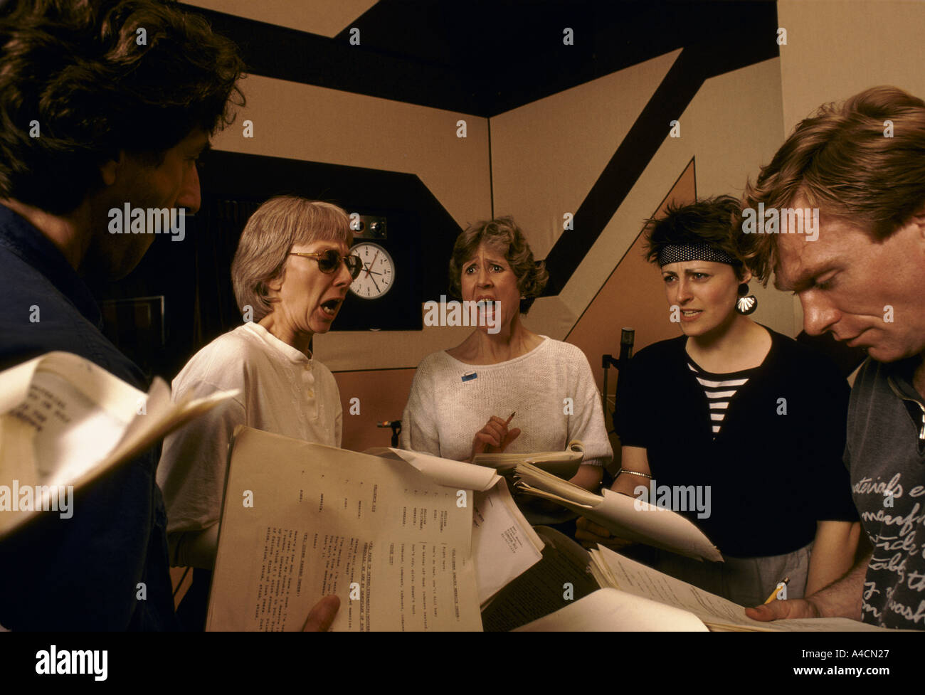 Aufnahme ein Hörspiel für den BBC World Service im Bush House, London 1987 Stockfoto