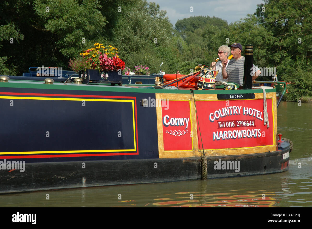 Großbritannien, England, Leicestershire, Foxton sperrt, koppeln entspannen in Narrowboat am Grand Union Canal Stockfoto