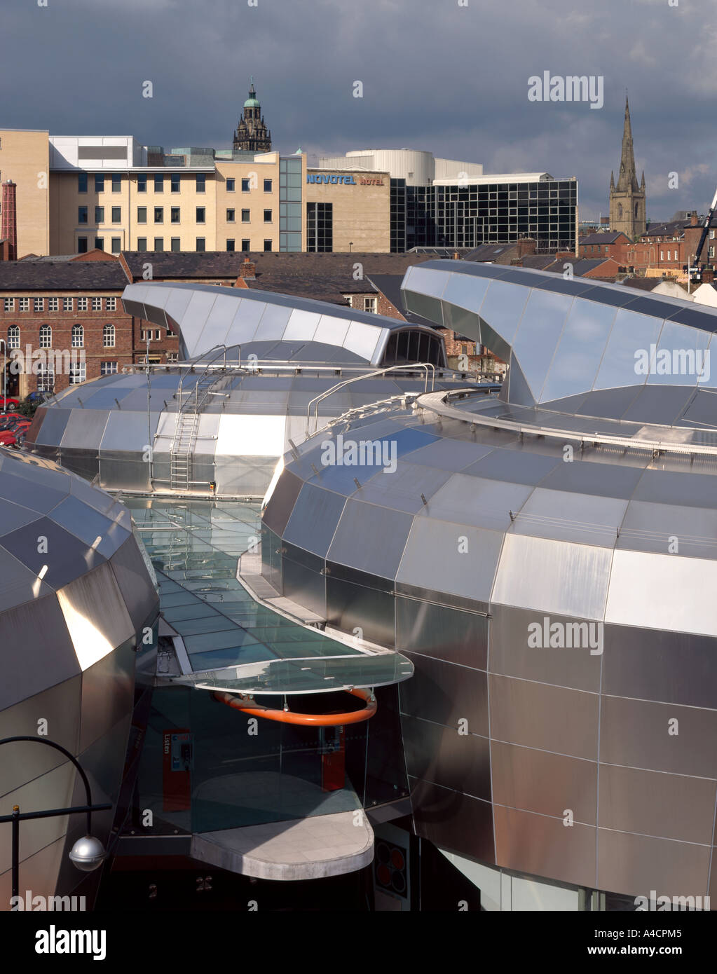 Nationales Zentrum für populäre Musik, Sheffield, 1999. Jetzt geschlossen. Blick über auf dem Dach des Zentrums. Architekt: Branson Coates Stockfoto