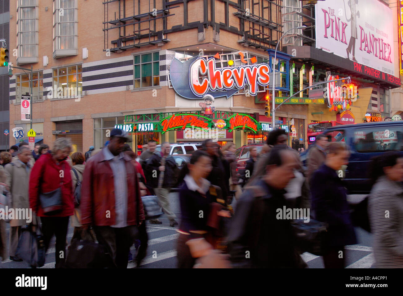 Massen von Büroangestellten Kreuz West 42nd Street in New York City während der Rush Hour am Abend auf dem Heimweg Stockfoto