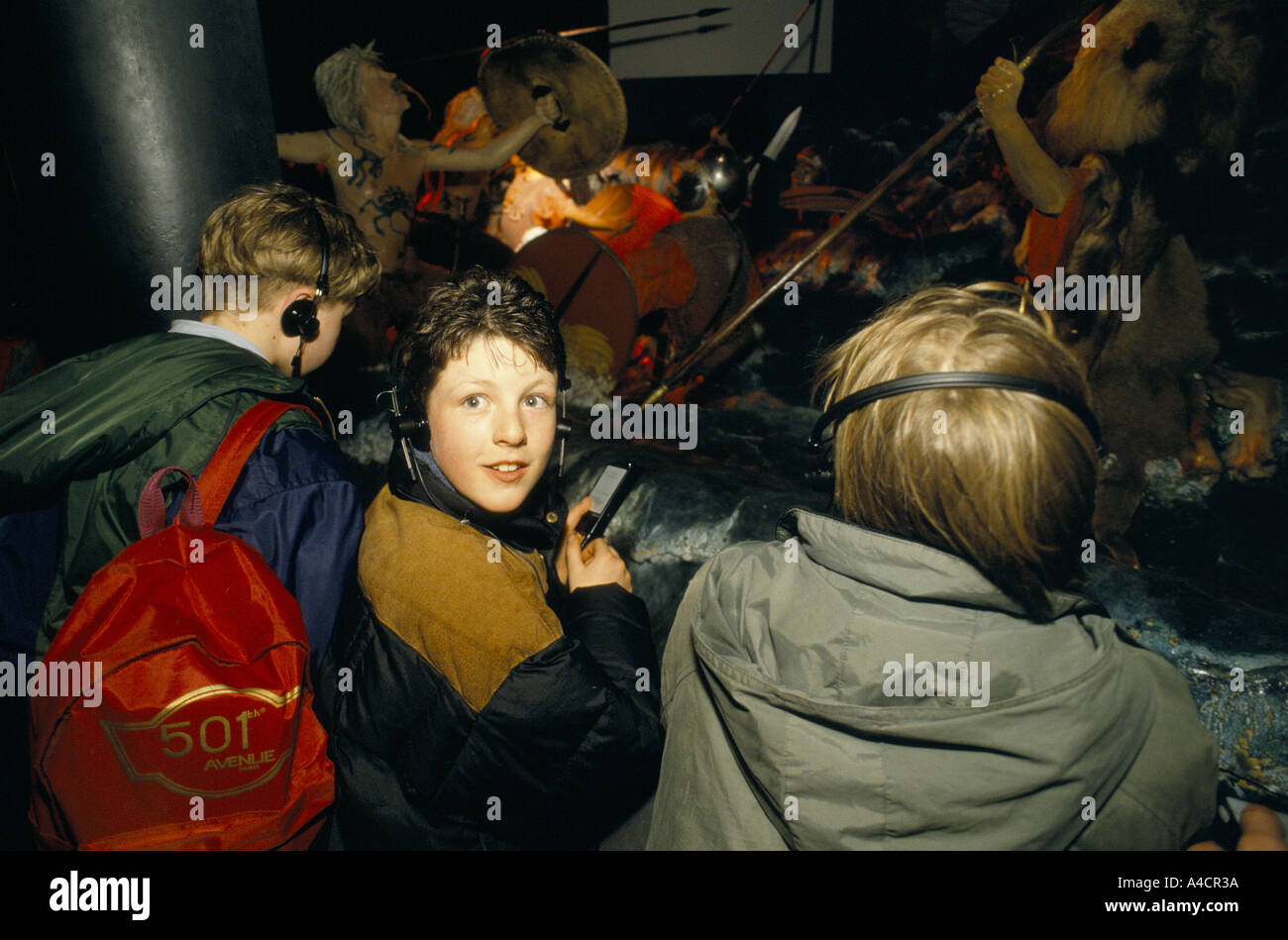 KINDER MIT KOPFHÖRERN GENIEßEN DISPLAY AN WEIßEN KLIPPEN ERLEBEN DOVER, ENGLAND, MÄRZ 1994 Stockfoto