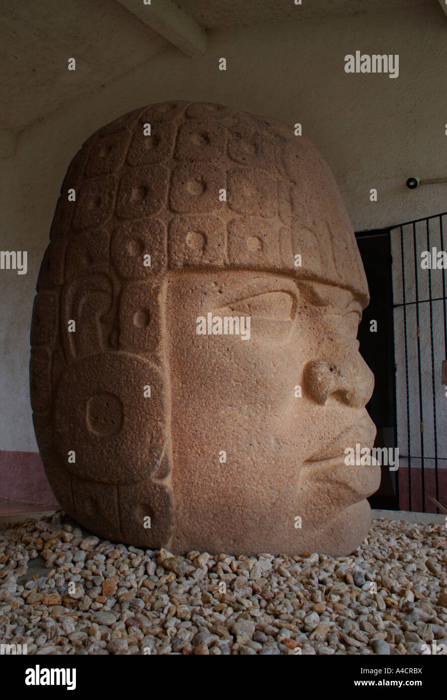 Basalt-Skulptur, Kopfnummer 10, Museum in San Lorenzo Veracruz, Mexiko, 1200BC um 900 v. Chr. Olmeken-Kultur, Bundesstaat Veracruz. Stockfoto