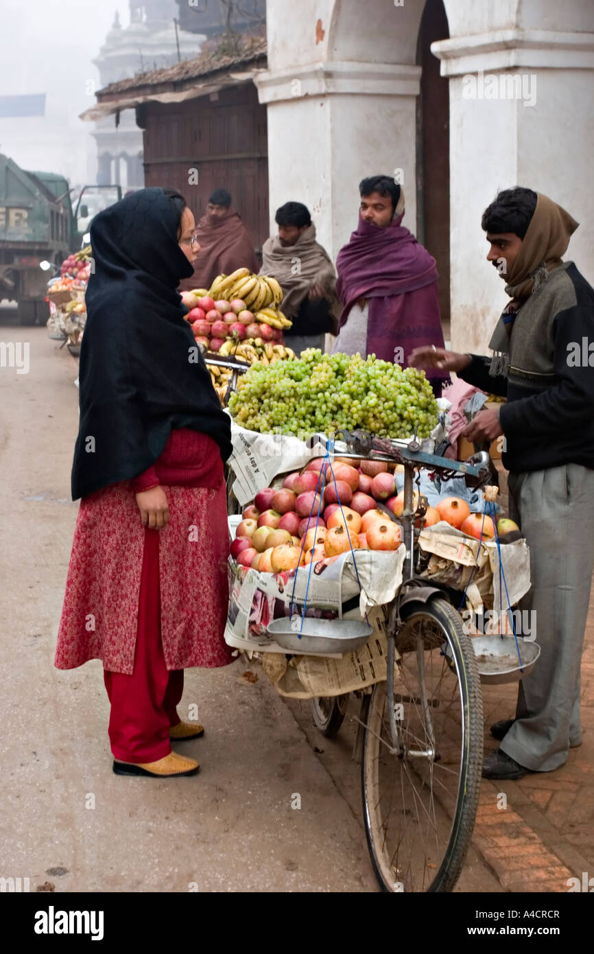 Fahrrad Obst Stände, Patan, Kathmandu, Nepal, 2005 Stockfoto