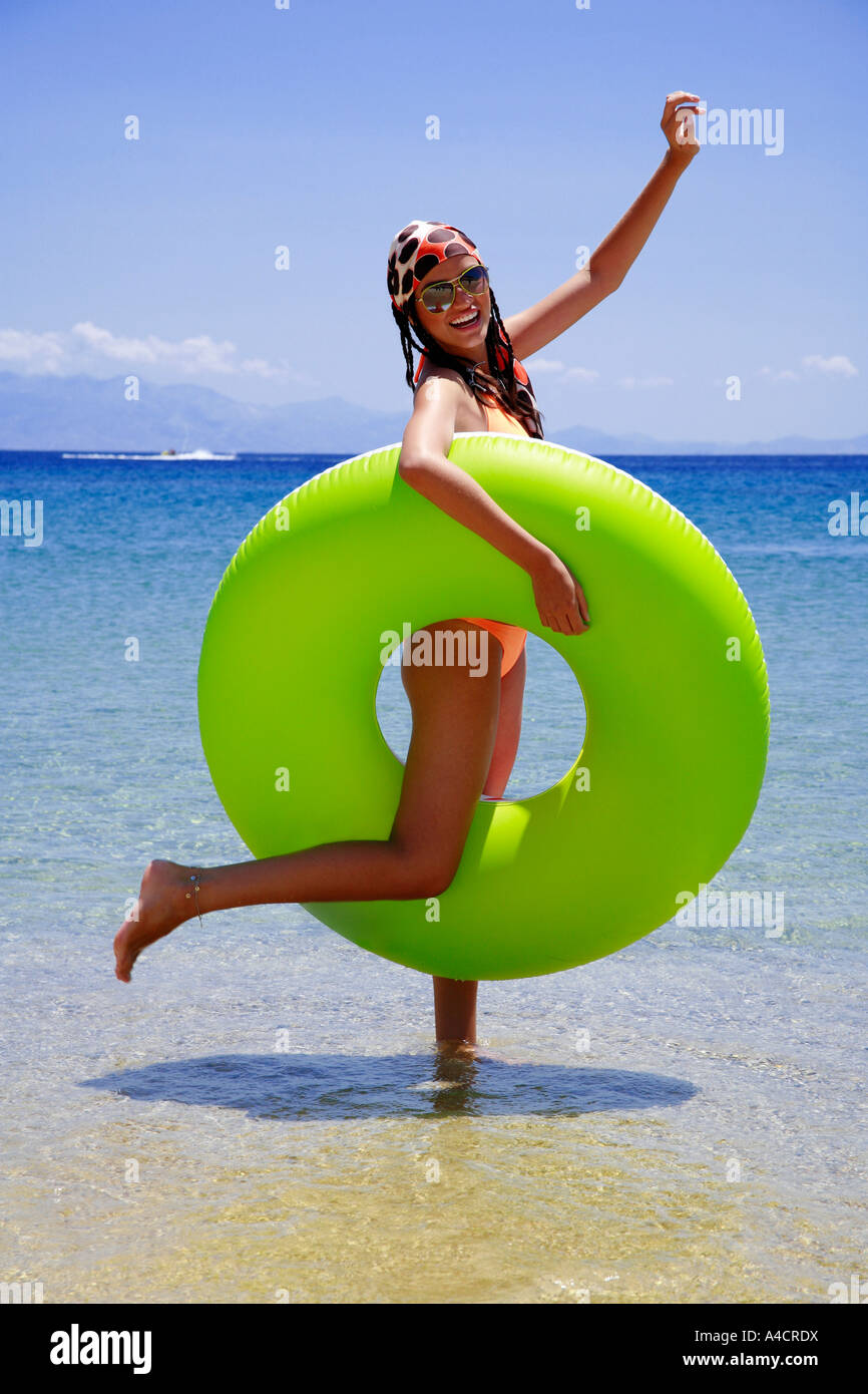 Junge Frau am Strand mit aufblasbarer Rettungsring Stockfoto