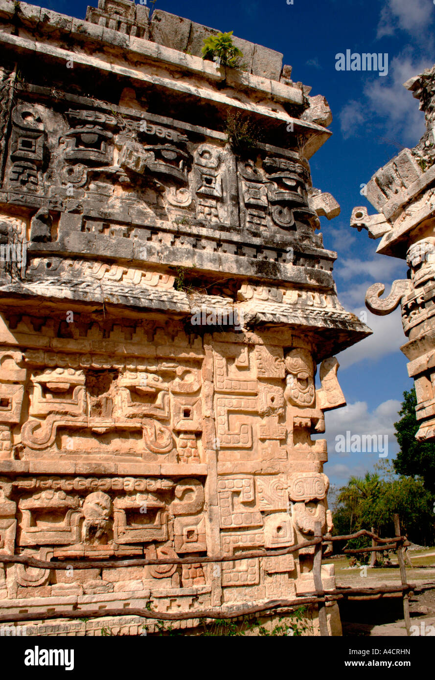 Puuc-Stil Gebäude mit Figuren von Regen Gott Chaac in Chichen Itza, eine Maya-Ruine Ausgrabungsstätte, North Central Yucan Stockfoto