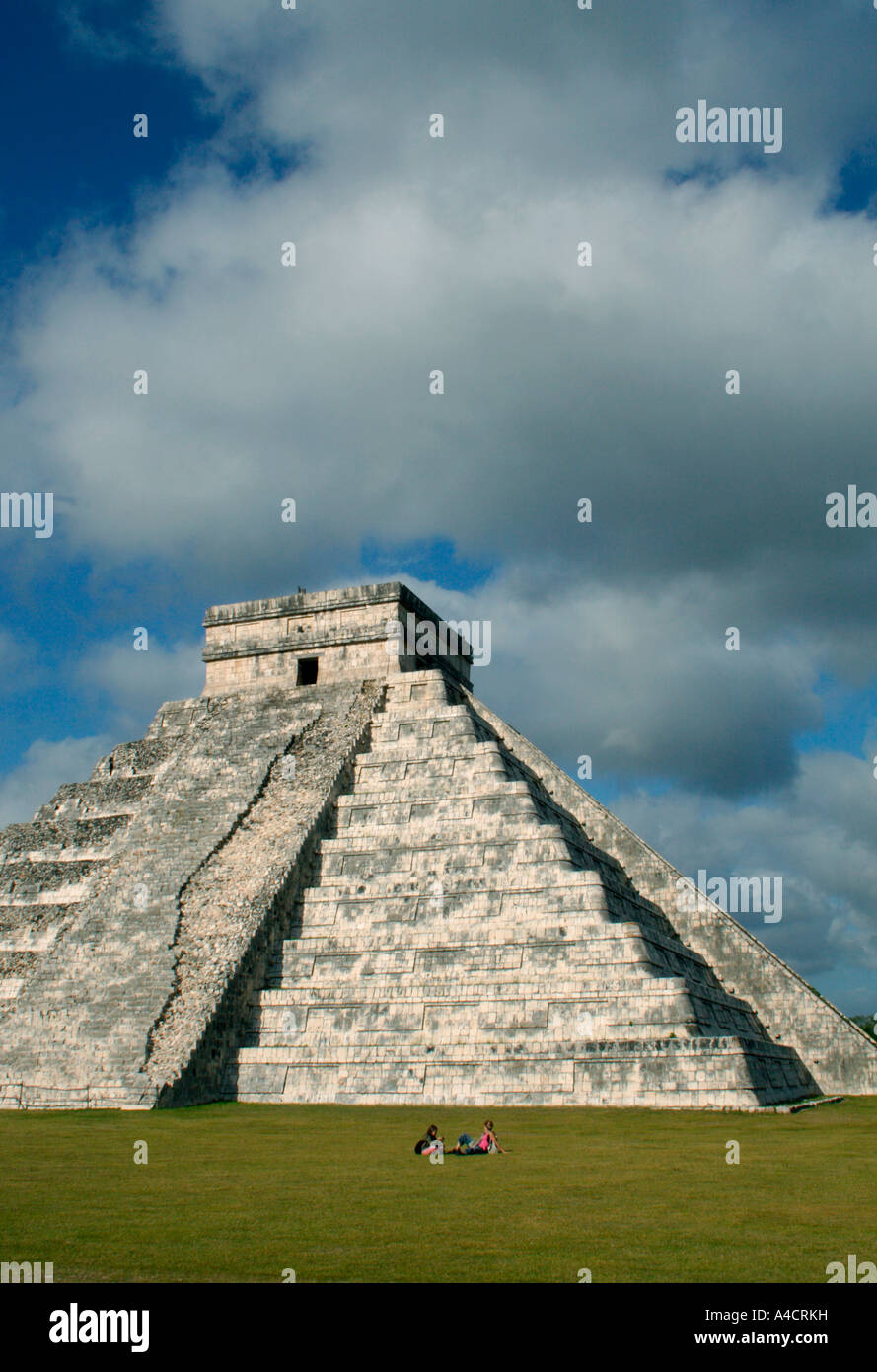Tempel des Kukulcan, höchste Bauwerk von den Maya in Yucatán. Vier Treppen führen an die Spitze, eine für die Öffentlichkeit zugänglich. Stockfoto