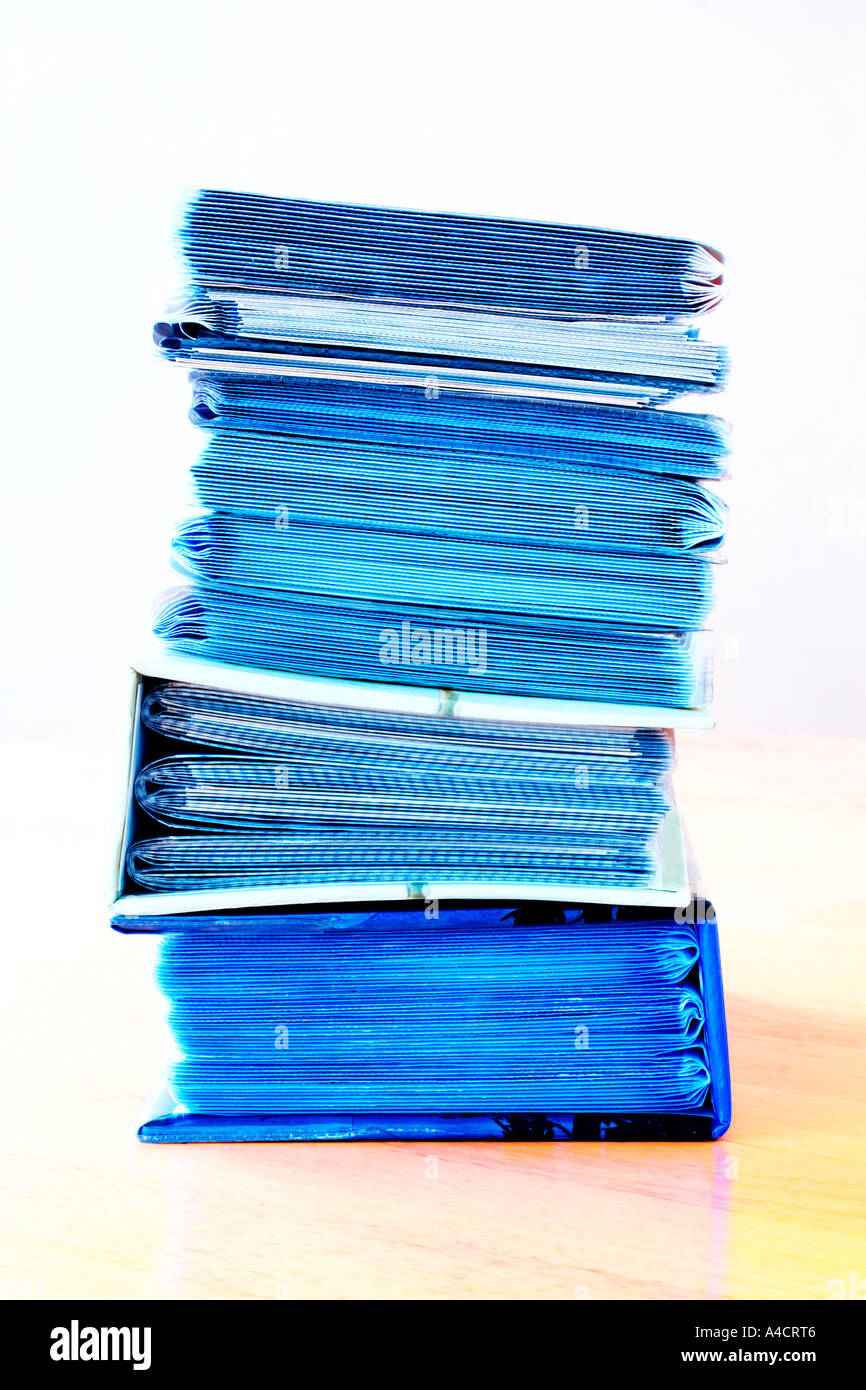 Ein Stapel von neun 9 kleine Fotoalben mit druckt auf Tischfläche. Bild mit begrenzten Schärfentiefe. Stockfoto