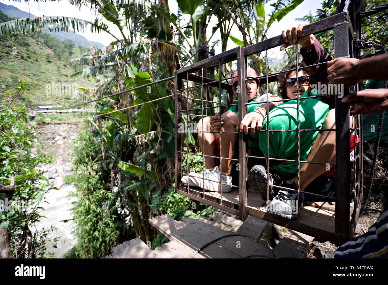 Abenteuerreise Schule in Nepal 2006 mit einem Käfig und Draht-Brücke einen Fluss durchqueren Stockfoto