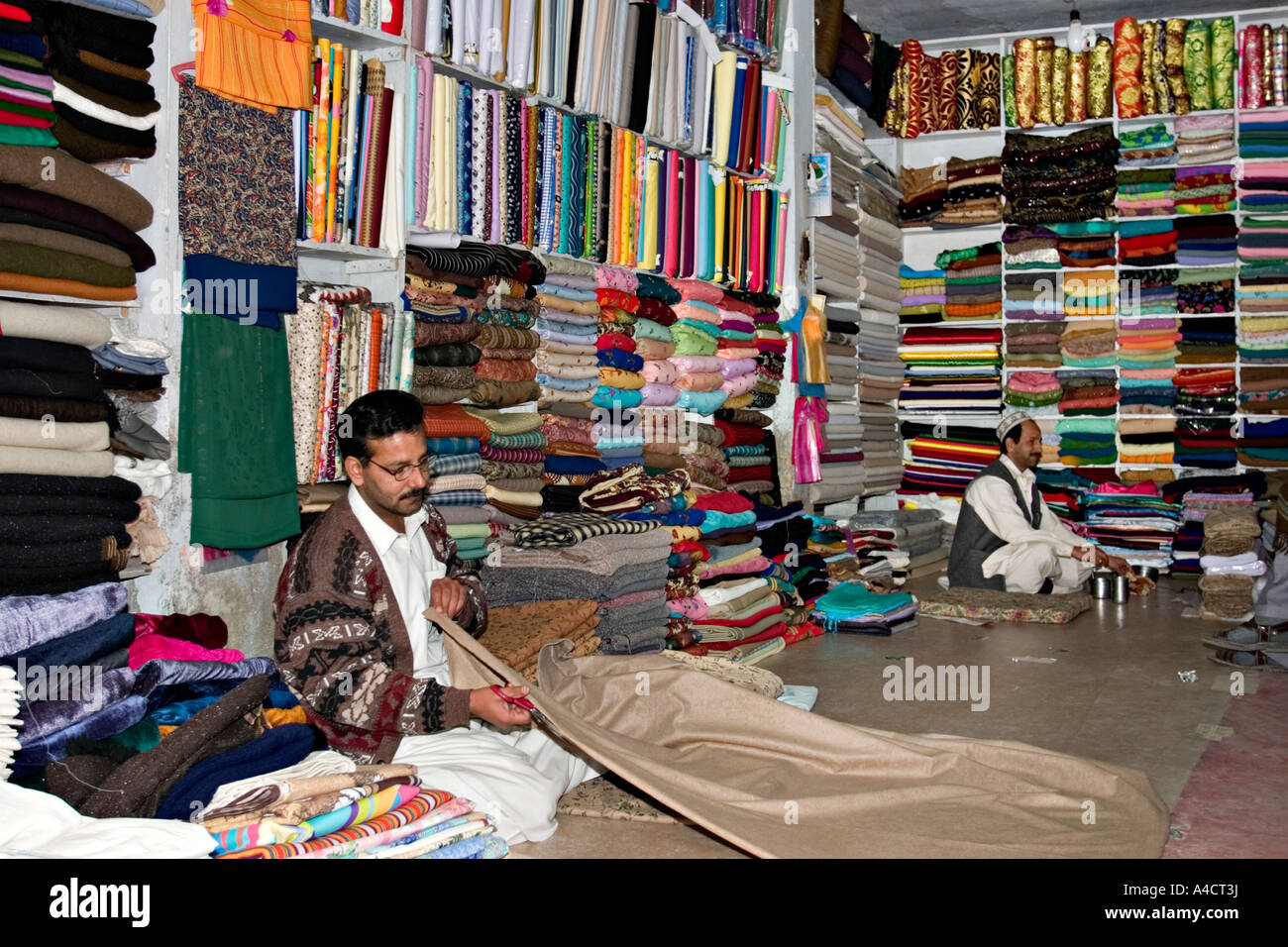 Mann verkauft Tuch in einem Markt Shop in Pakistan Stockfoto