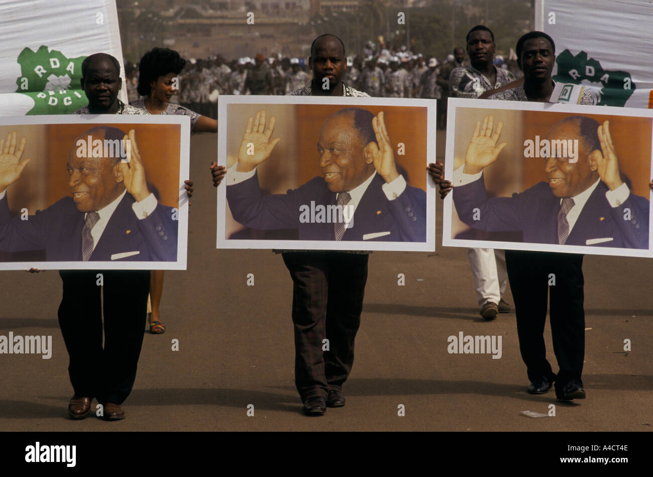 Boigny s Beerdigung Elfenbeinküste 3 Männer tragen große Plakate von Houphouet Boigny Basilika Yamoussoukro Februar 1994 Stockfoto