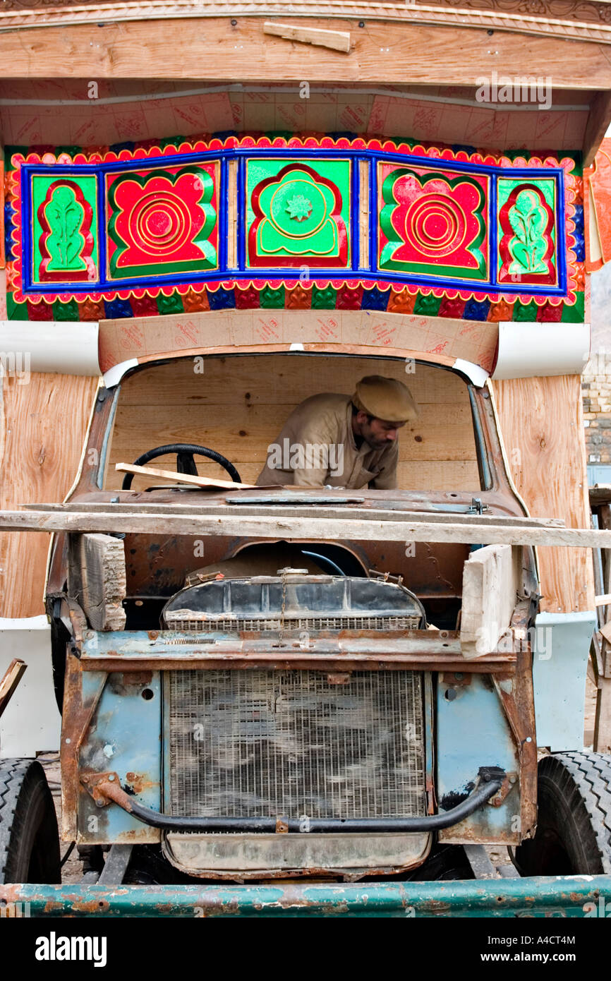 Tischler baut LKW-Kabine in Pakistan Stockfoto